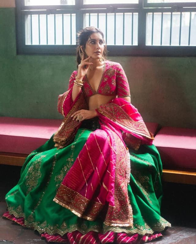 రాశి ఖన్నా బాల్కనీ షూట్‌లో బోల్డ్ పింక్ లుక్‌లో మెరిసింది