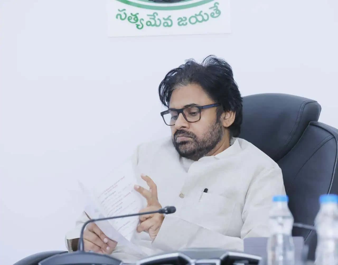 జనసేన ఎమ్మెల్యేల పనితీరుపై అసంతృప్తి వ్యక్తం చేసిన పవన్ కళ్యాణ్