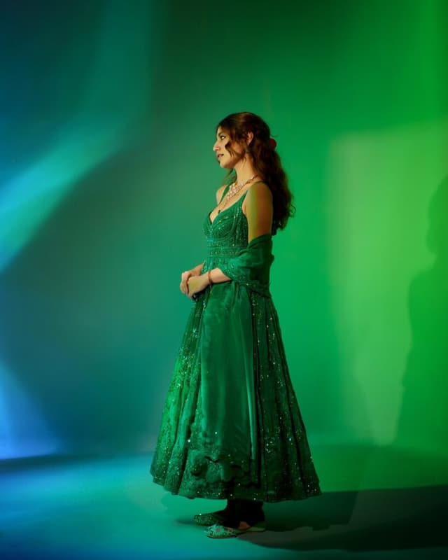 గ్రీన్ అనార్కళీలో వింక్ బ్యూటీ చార్మ్స్