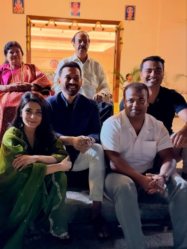 రాజ్ తో సమంత దీపావళి వేడుక ఇంటర్నెట్ ని షేక్ చేసింది.