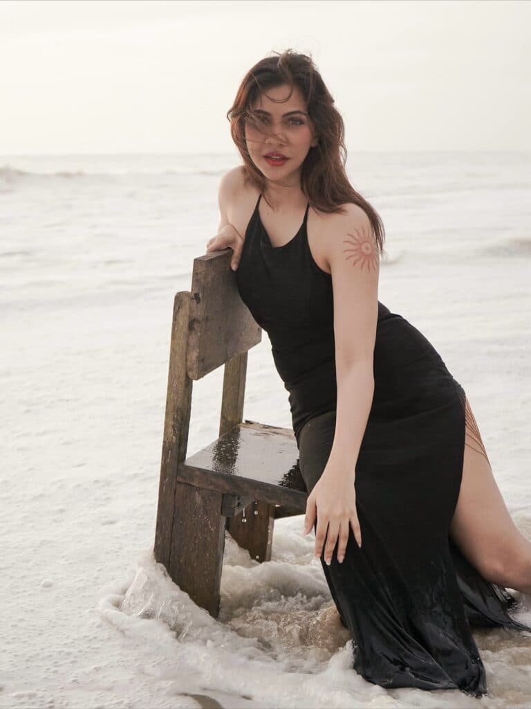 బీచ్ వ్యూలో మడోన్నా సెబాస్టియన్ సిజిల్స్