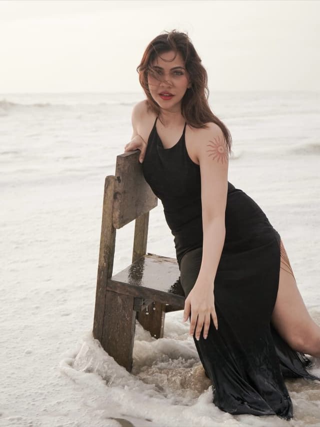 బీచ్ వ్యూలో మడోన్నా సెబాస్టియన్ సిజిల్స్