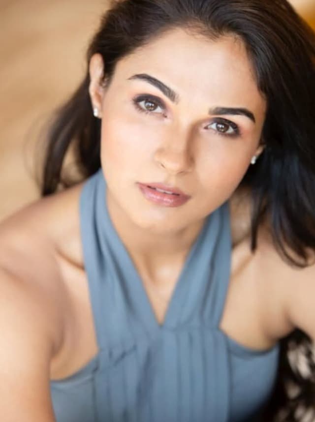 అద్భుత, నిరాడంబర రూపం: ఆండ్రియా ఫ్రేమ్‌ను తన సొంతం చేసుకుంది!