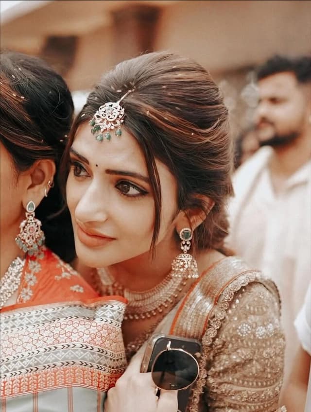 కుటుంబ వివాహ వేడుకలో తెల్ల లెహెంగా లో మెరిసిన శ్రీలీల!