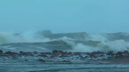 మంథా తుఫాను తీవ్రంగా మారుతుంది: ఈ రాత్రికి కాకినాడ మరియు మచిలీపట్నం మధ్య ఆంధ్ర రాష్ట్రం తీరాన్ని తాకనుంది!