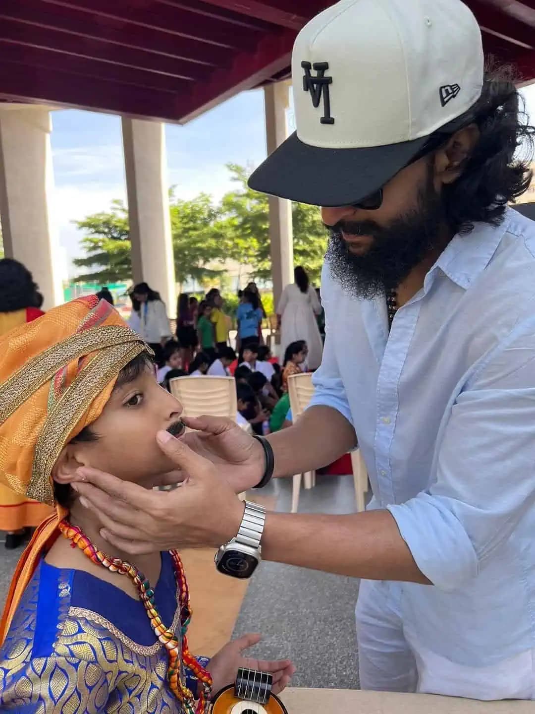 పిక్ టాక్: కొడుకుతో నాని ముద్దు క్షణం