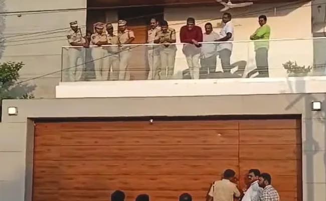 జోగి రమేశ్ ఇంటి వద్ద ఉద్రిక్తత – మాజీ మంత్రిని అరెస్ట్ చేసేందుకు పోలీసుల ప్రయత్నం?