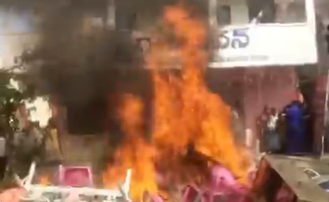 మణుగూరులో ఉద్రిక్తత.. బీఆర్ఎస్ కార్యాల‌యంపై కాంగ్రెస్ దాడి