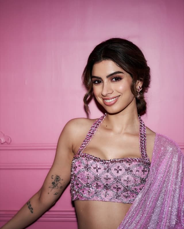 ఖుషీ కపూర్ పింక్ లుక్ తో ఇంటర్నెట్ హీట్!