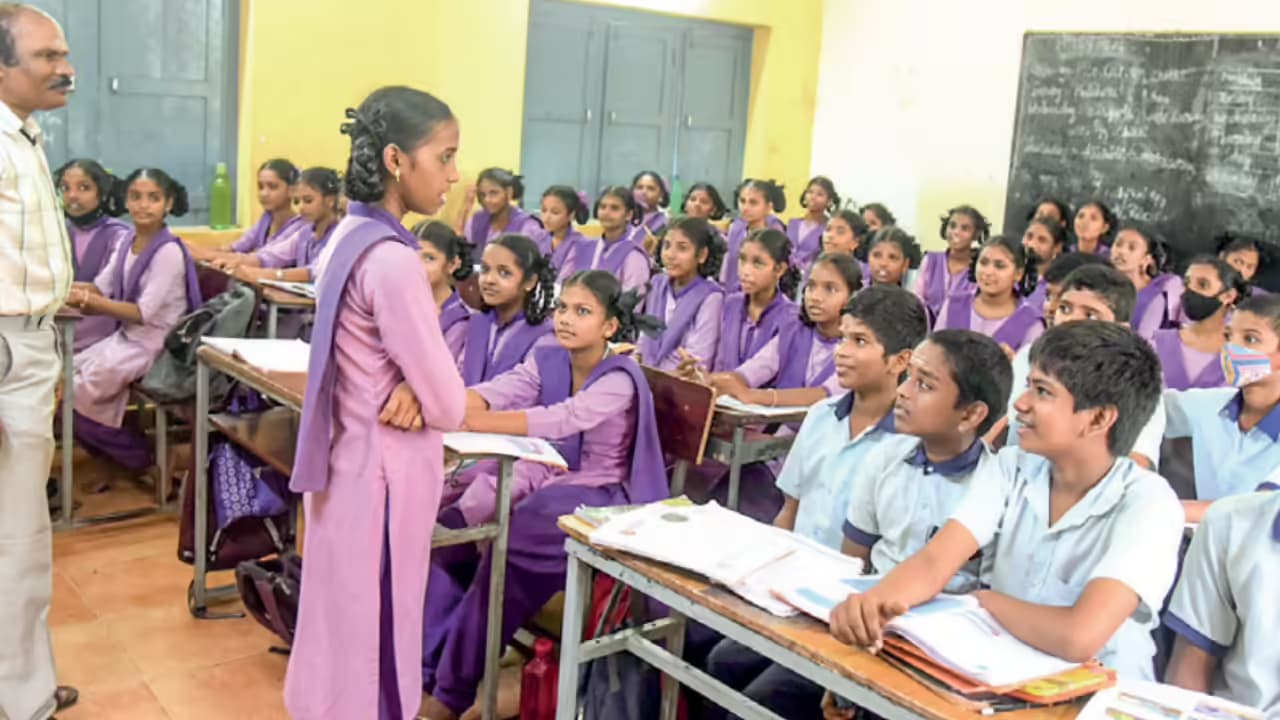 నవంబర్‌లో విద్యార్థులకు కేవలం 6 రోజులు సెలవులు!