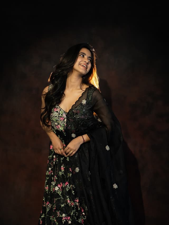 బ్లాక్‌ లో రాణిలా మెరిసిన శివాని!