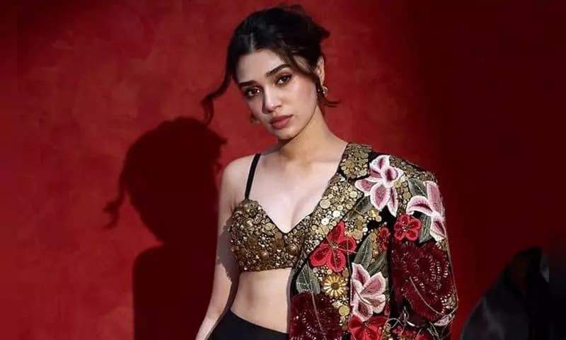 తమిళం-మలయాళం దారిలో కృతి కొత్త ప్రయాణం!