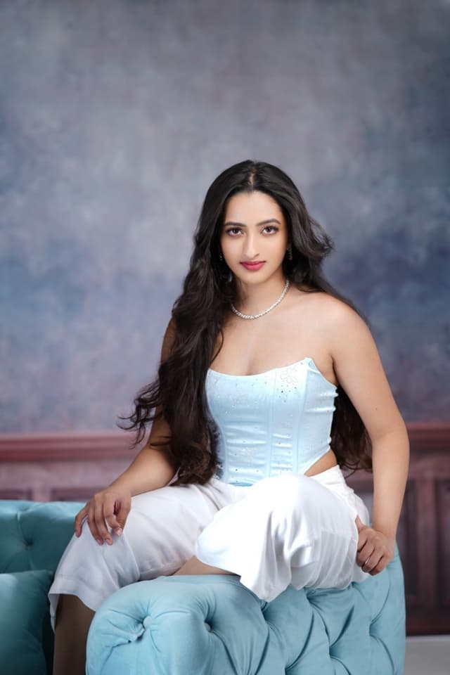 ప్యాస్టల్ అందాలతో మెరిసిన జాన్వి గట్టమనేని సొగసు