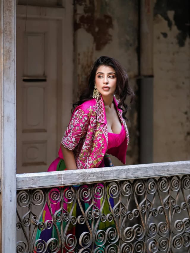 బిగ్‌బాస్‌ 18లో సెన్సేషన్‌గా మారిన ఎడిన్ రోస్ కొత్త ఫోటోషూట్‌తో సోషల్ మీడియాలో సంచలనం సృష్టించింది.