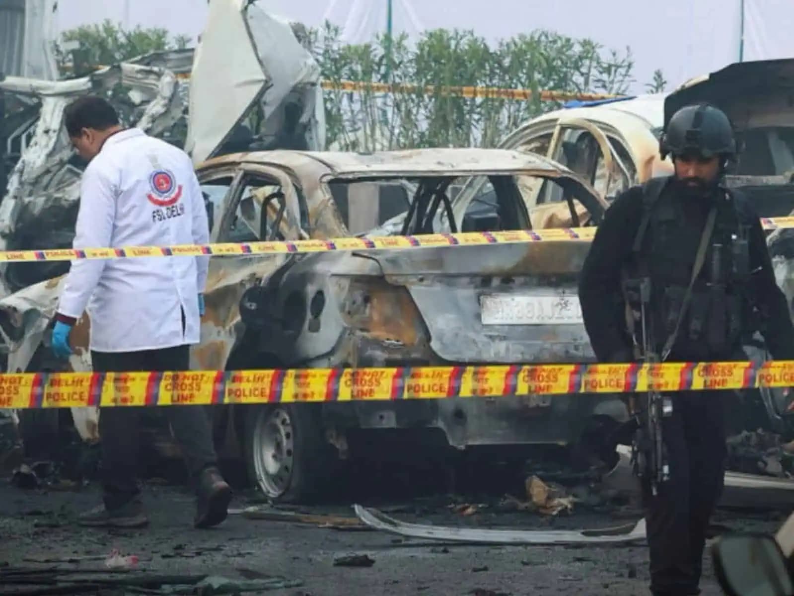 ఢిల్లీ పేలుడు ఘటనలో ఉగ్రవాద కోణం అనుమానం .... దర్యాప్తు వేగం పెంచిన పోలీసులు