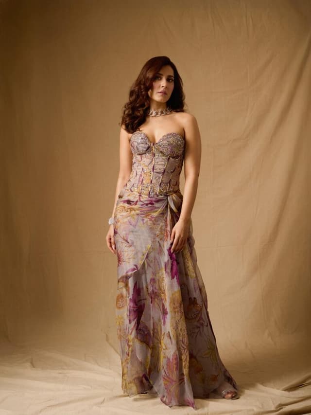 రాశి ఎలిగెన్స్‌కు సోషల్ మీడియా ఫిదా