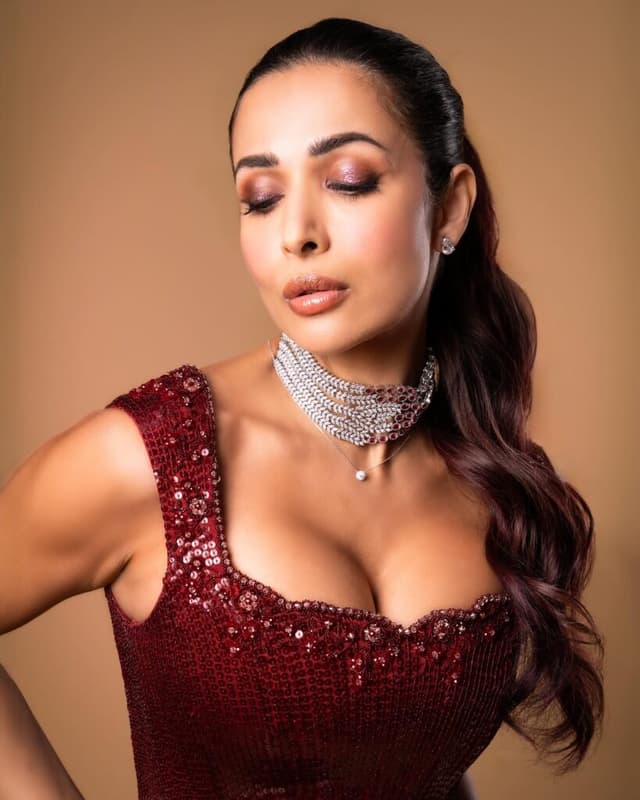 జీరో ఏజింగ్, 100% గ్లామ్ - మలైకా లుక్ ట్రెండ్‌లో!