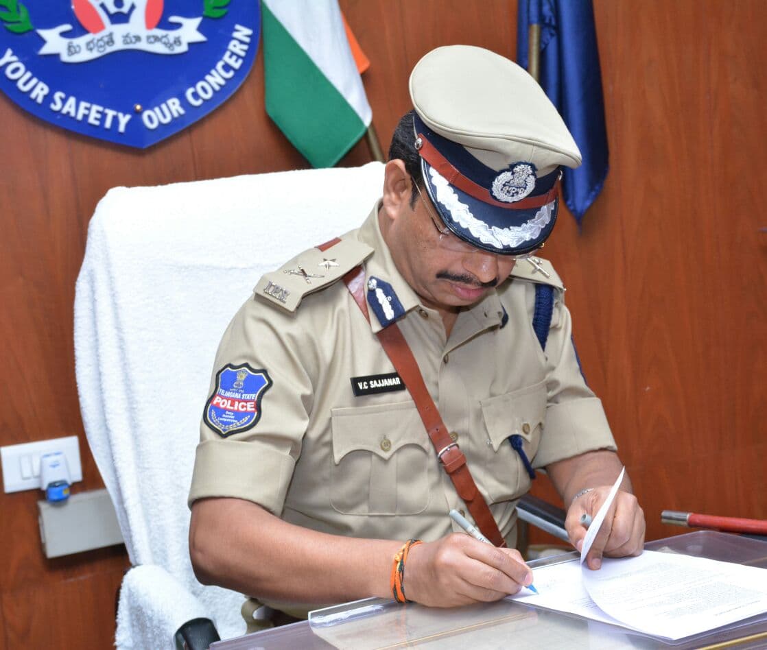 ఐబొమ్మ రవి అరెస్ట్‌పై సీపీ సజ్జనార్ షాకింగ్ రివీల్స్ ... పైరసీ మాఫియాలో సంచలన నిజాలు బయటకు