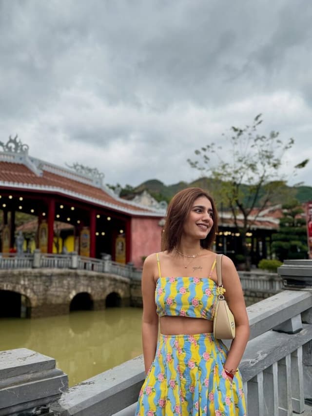 ప్రియా ప్రకాశ్ వారియర్ ప్రస్తుతం వియత్నాంలో సెలవులు ఎంజాయ్ చేస్తోంది.