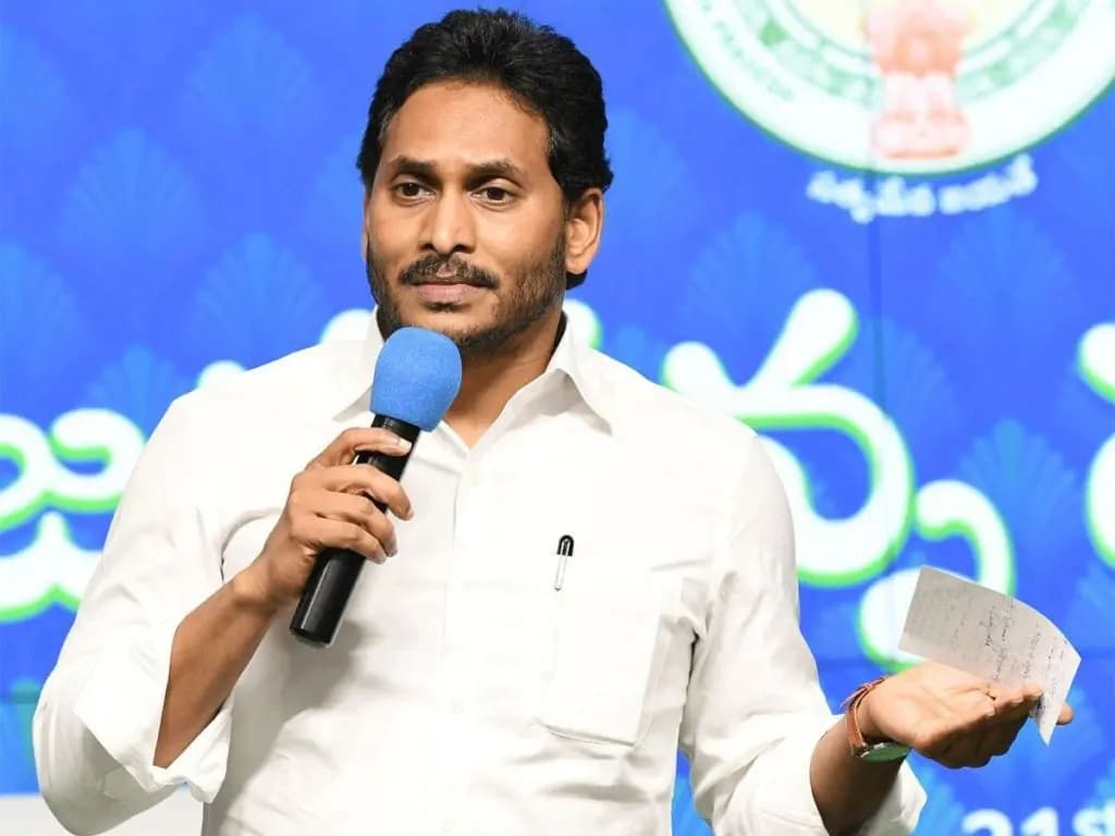 జగన్ ముందున్న పెద్ద సవాలు… పార్టీ నేతలను కాపాడుకోవడమే!