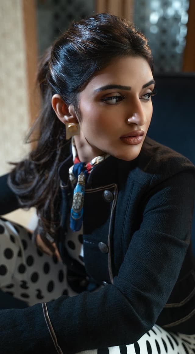 శ్రీలీల — నలుపు–తెలుపు లయలో రాజసిక మెరుపు.