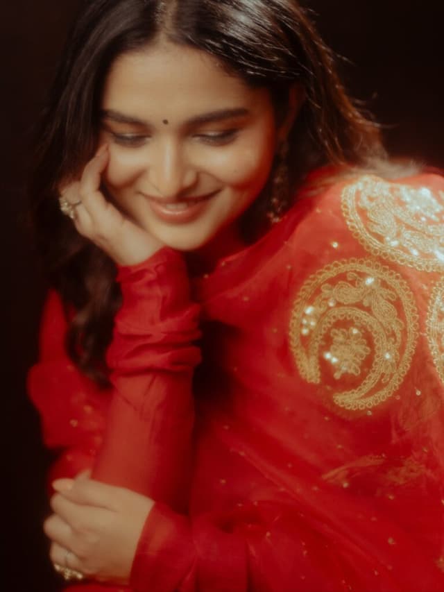 రెడ్ అవుట్ఫిట్లో కయాదు అందరి దృష్టిని ఆకర్షిస్తోంది!