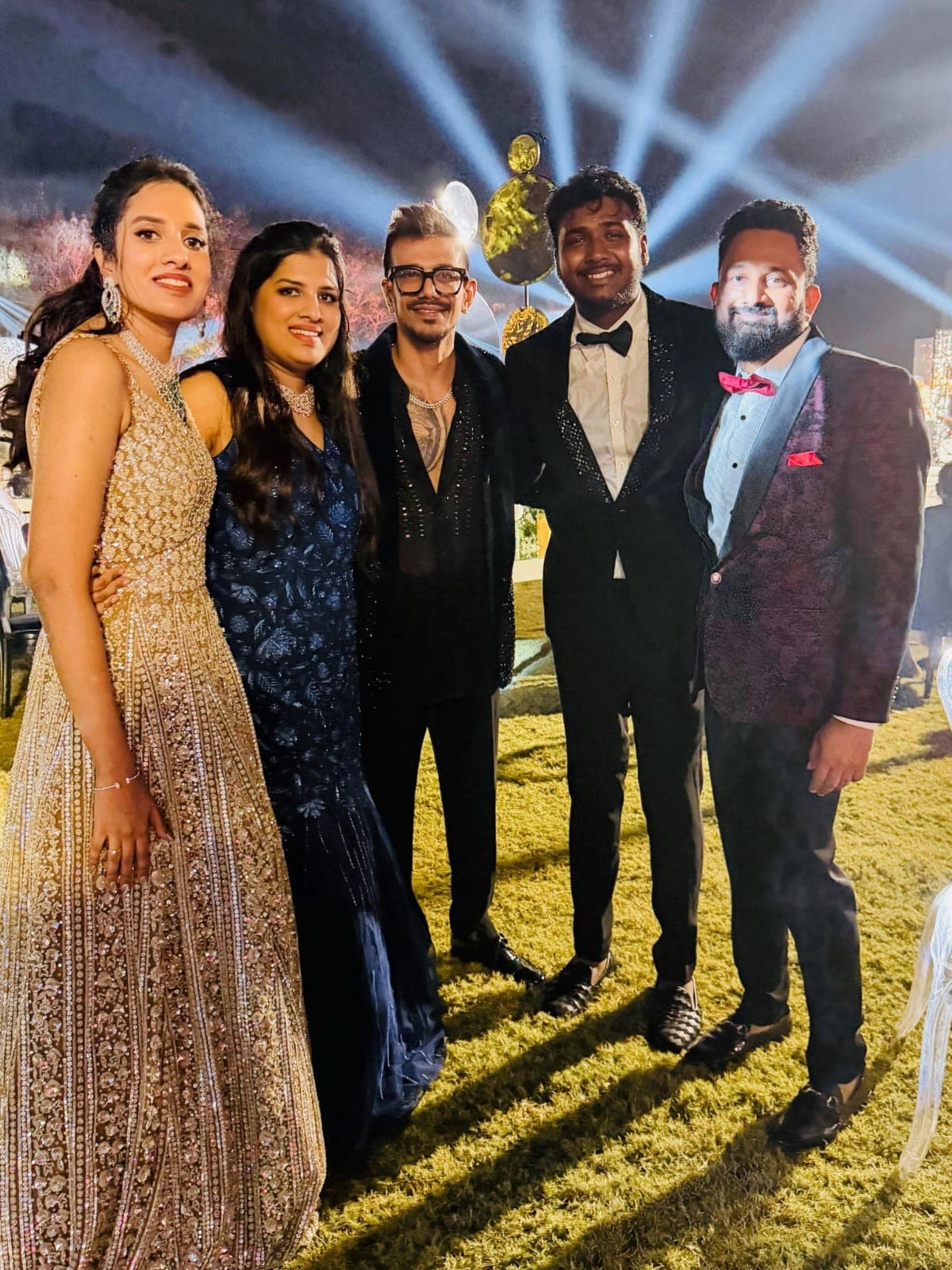 రాహుల్ సింప్లిగంజ్  సంగీత్ లో స్పెషల్ ఎట్రాక్షన్ గా టీమ్ ఇండియా బౌలర్. - కాబోయే భార్య కు సర్ప్రైజ్ ఇచ్చిన సింగర్