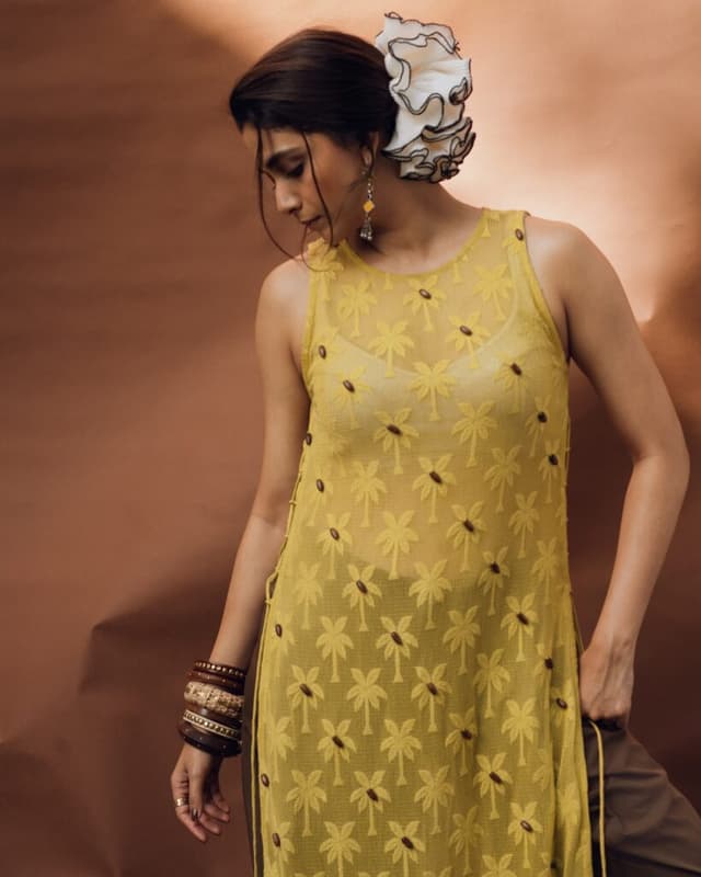 రివాల్వర్ రీతా లుక్‌లో శక్తిని–సౌందర్యాన్ని ఏకకాలంలో చూపించిన కీర్తి సురేష్