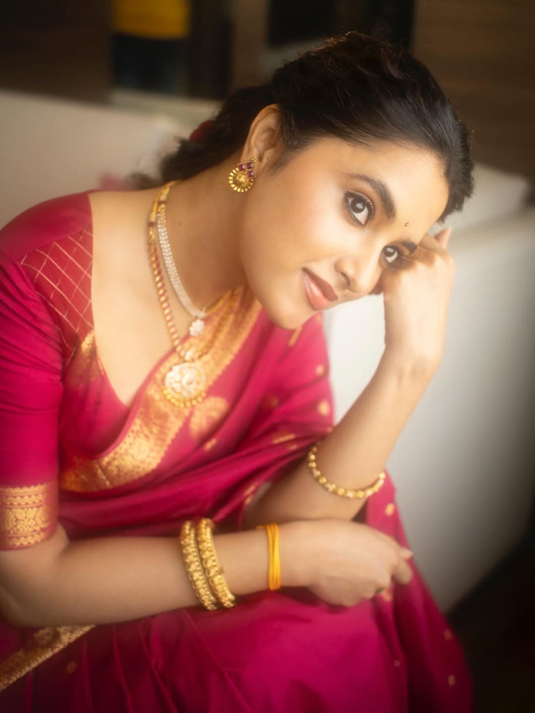 మరూన్ చీరలో ఎర్ర గులాబీలా మెరిసిన ప్రియాంకా మోహన్