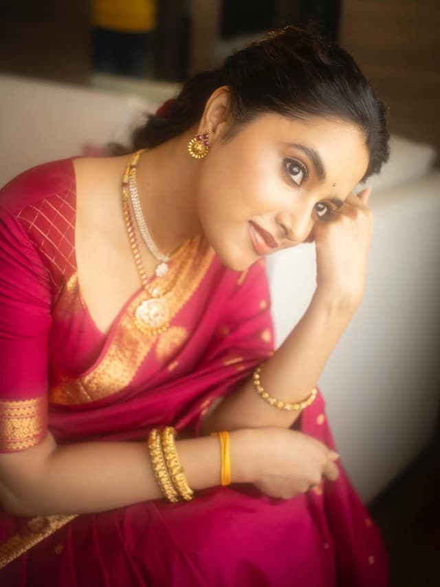 మరూన్ చీరలో ఎర్ర గులాబీలా మెరిసిన ప్రియాంకా మోహన్