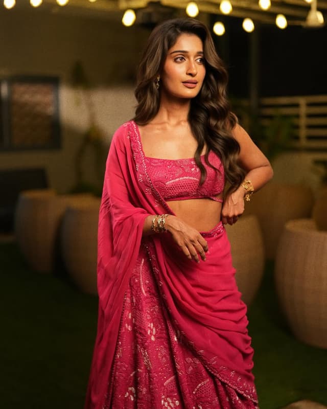 ప్రకాశవంతమైన ఫ్యూషియా లుక్‌లో నిహారికా NM అదరగొట్టింది