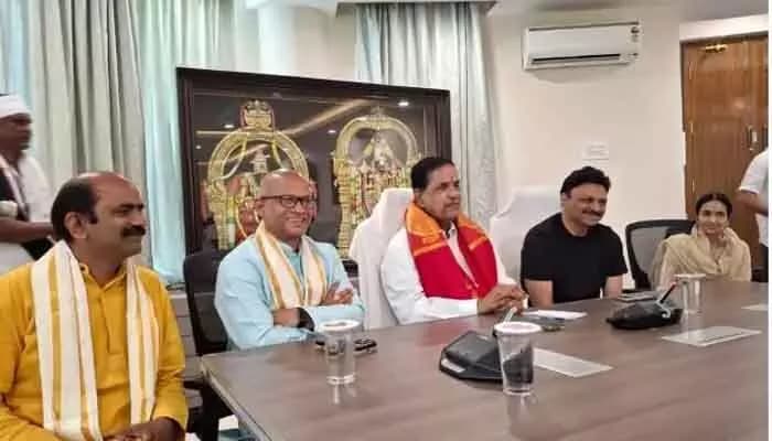 టీటీడీ కి మరోసారి భారీ విరాళం... మంతెన రామలింగ రాజు నుంచి 9 కోట్ల అందజేత