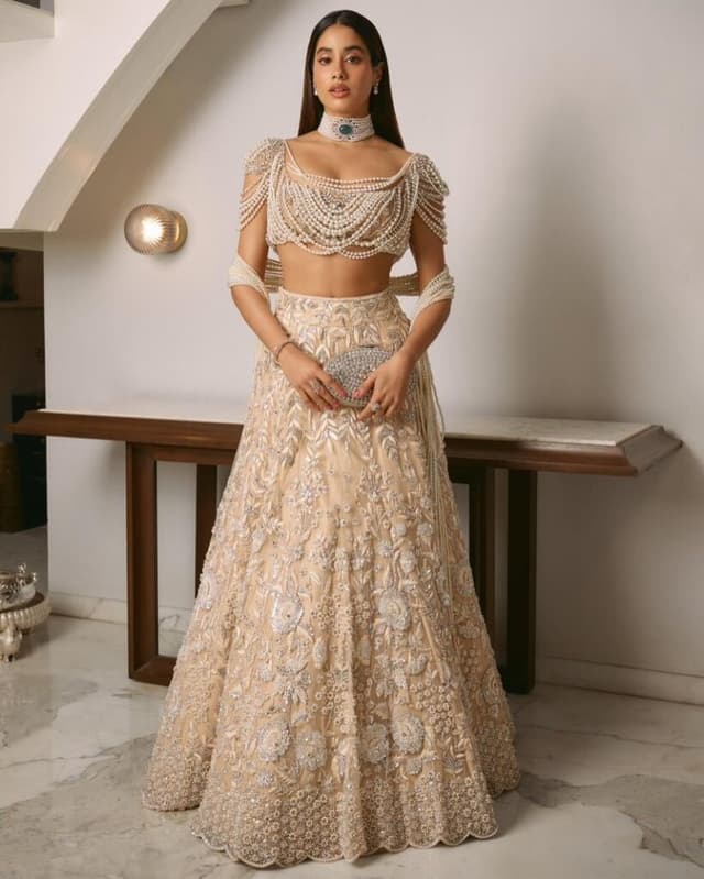 జాన్వీ ముత్యాల లుక్ సోషల్ మీడియాలో హల్‌చల్!