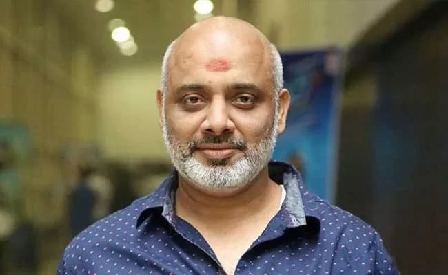 రామజోగయ్య శాస్త్రి లిరిక్స్ పై  ప్రభాస్ ఫ్యాన్స్ ఫైర్...ఆకట్టుకొని  ది రాజా సాబ్ సాంగ్