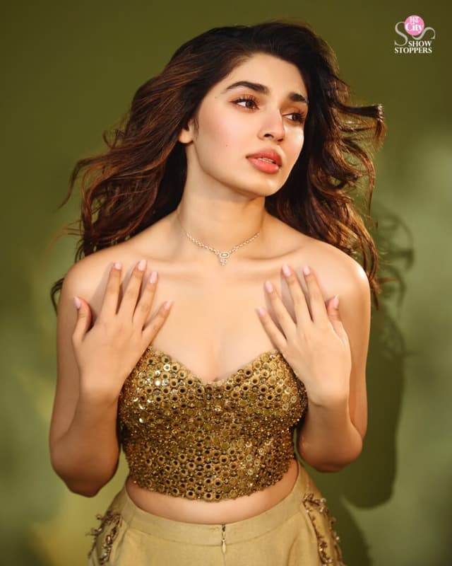 ఎలిగెంట్‌, ప్లేఫుల్‌,  లుక్‌ల మేళవింపుతో మెరిసిన కృతి శెట్టి!