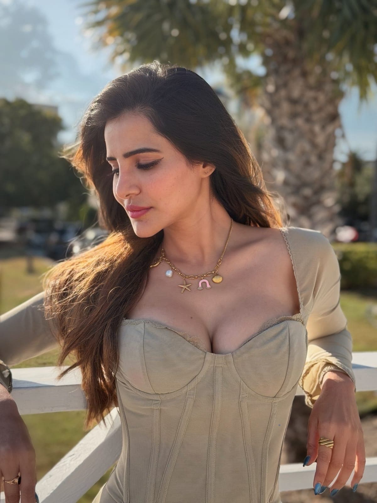 అషు ​​రెడ్డి తన లేటెస్ట్ గ్లామరస్ అవుట్‌డోర్ లుక్‌లో స్టన్ చేస్తుంది.