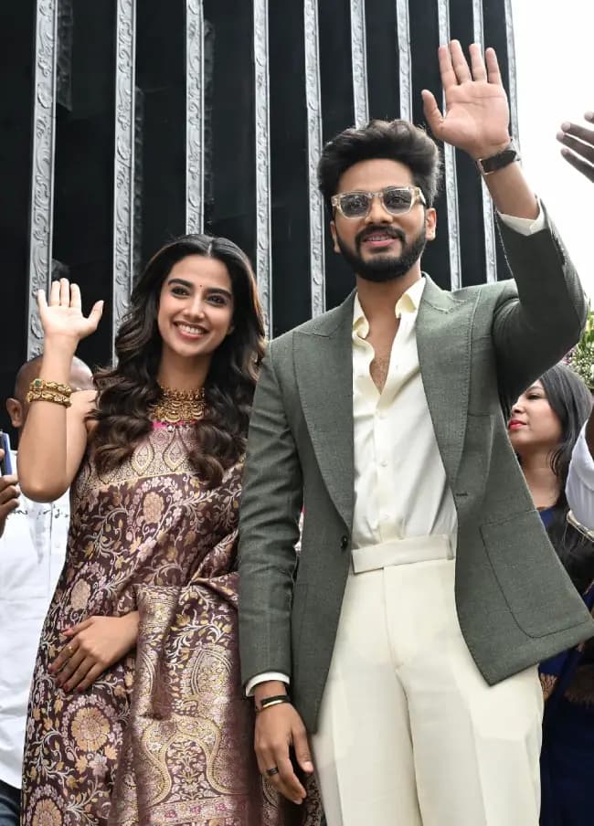 విజయవాడలో సందడి చేసిన తేజ సజ్జా-మీనాక్షి చౌదరి