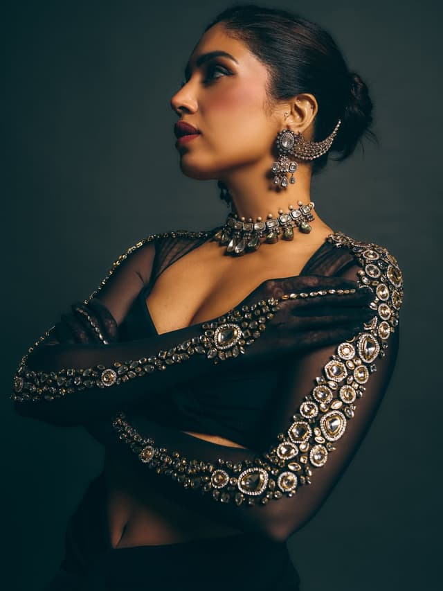 బ్లాక్‌ రంగుతో భూమి ఫ్యాషన్‌ గేమ్‌ నెక్ట్స్‌ లెవల్‌