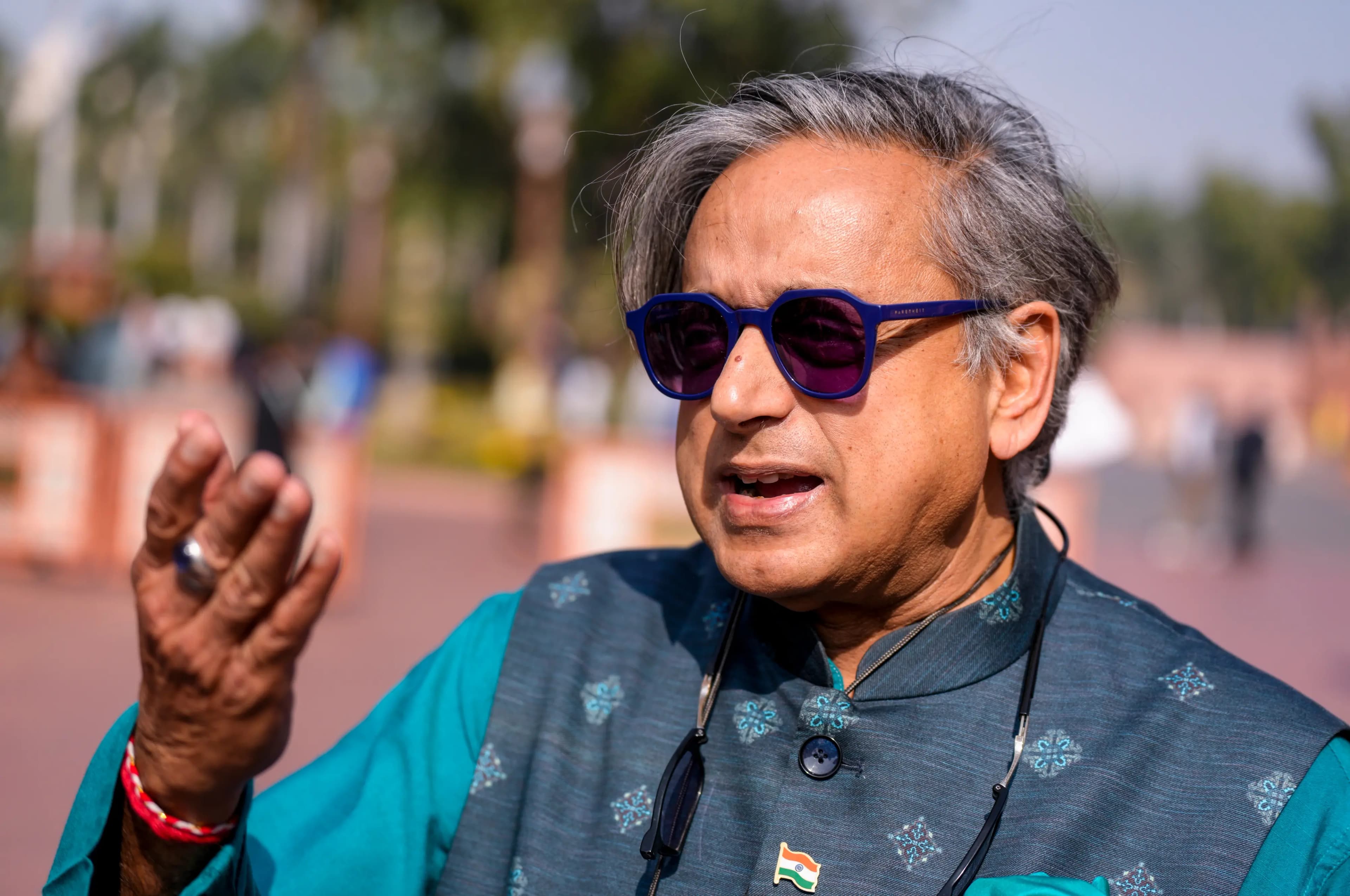 పుతిన్ విందు కి పార్లమెంటరి కమిటీ చైర్మన్ హోదా లో పాల్గొన్న.. కాంగ్రెస్ ఎంపీ శశి ధరూర్