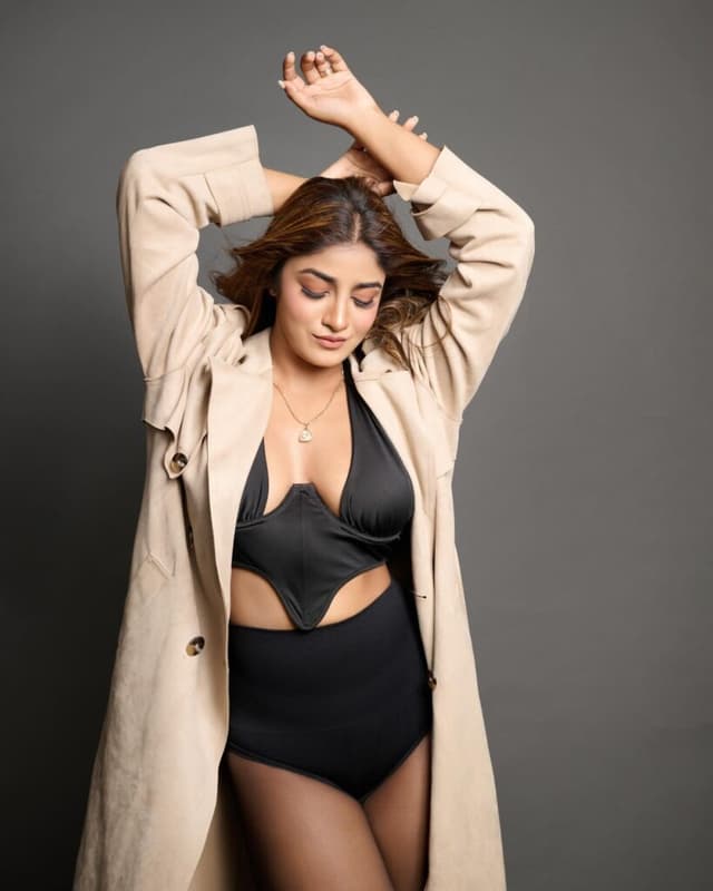 ఎఫర్ట్‌లెస్ గ్లామ్‌తో డింపుల్ దద్దరిల్లు