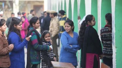 రెండో విడత సర్పంచ్ ఎన్నికలు: ఓటర్ల కు అభ్యర్థుల తాయిలాలు!