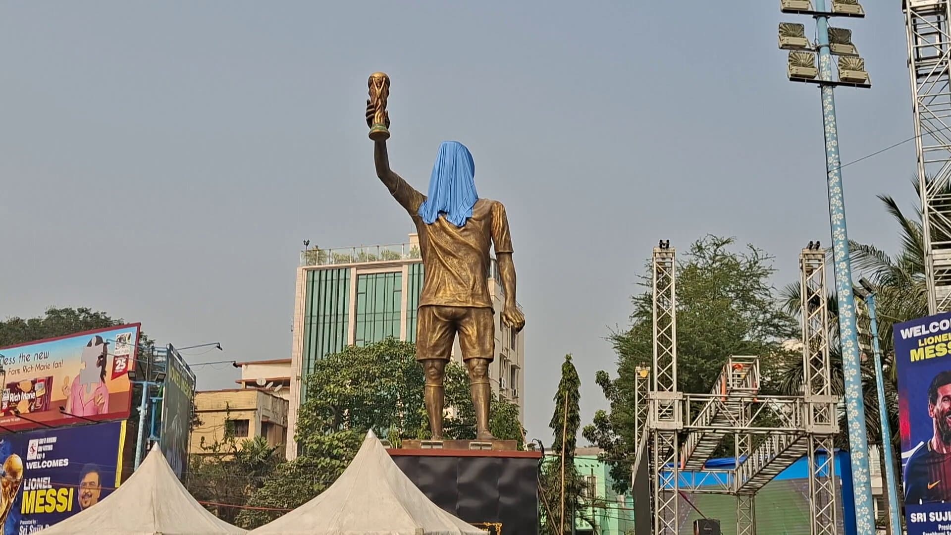 కోల్కతాలో ఫుట్బాల్ లెజండ్ మెస్సీ టూర్.. అభిమానులతో ఘన స్వాగతం