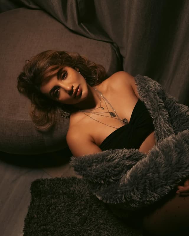 తేజస్వి మదివాడ బ్లాక్ స్ట్రాప్లెస్ లుక్ లో అందాల తారగా కనిపించారు