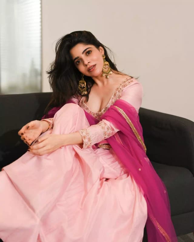 దివ్య భారతి సున్నితమైన పాస్టెల్ శైలిలో మెరిసిపోతోంది