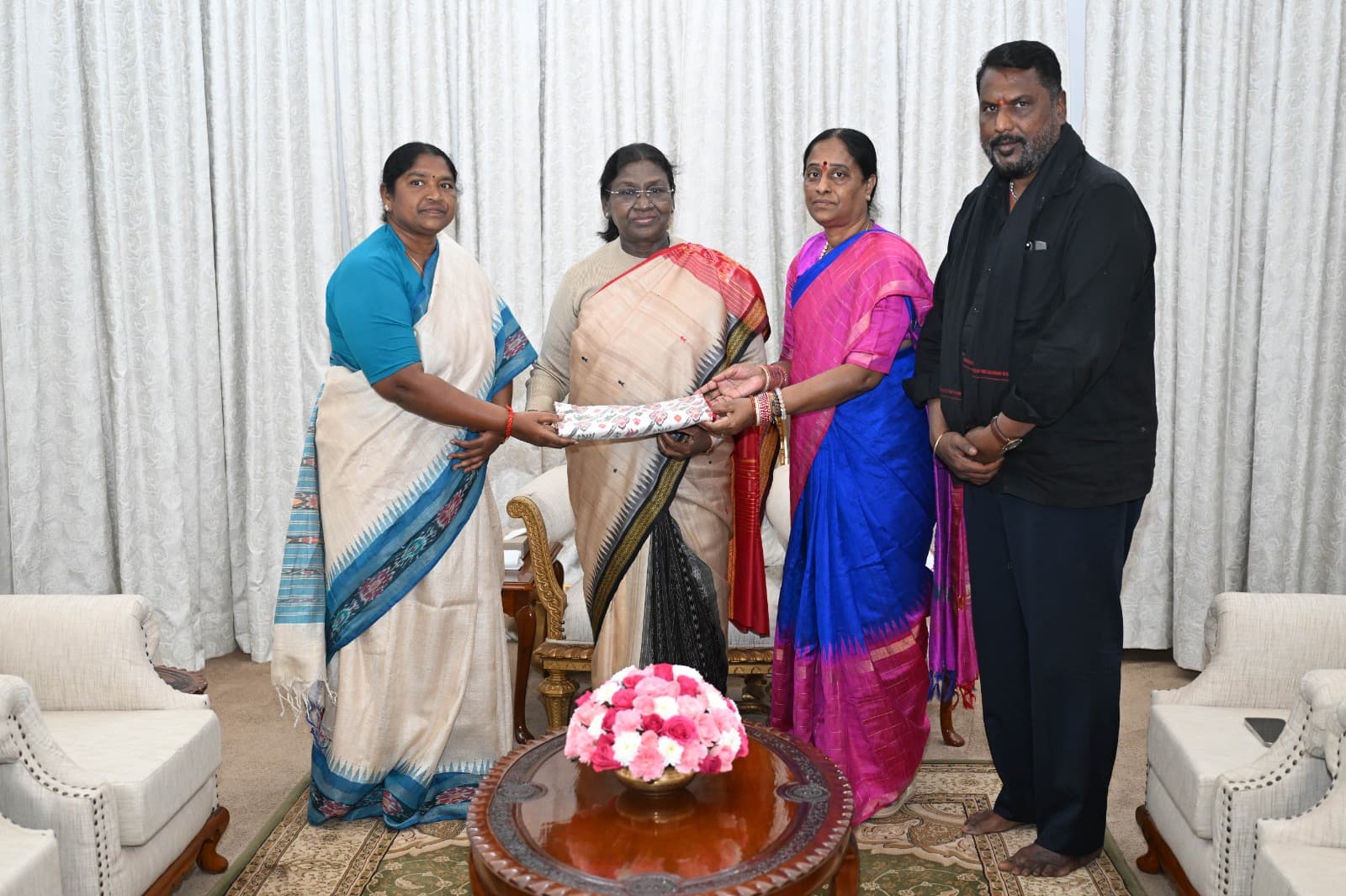 మేడారం జాతర కు రండి, రాష్ట్రపతి కి తెలంగాణ మంత్రులు ఆహ్వానం...