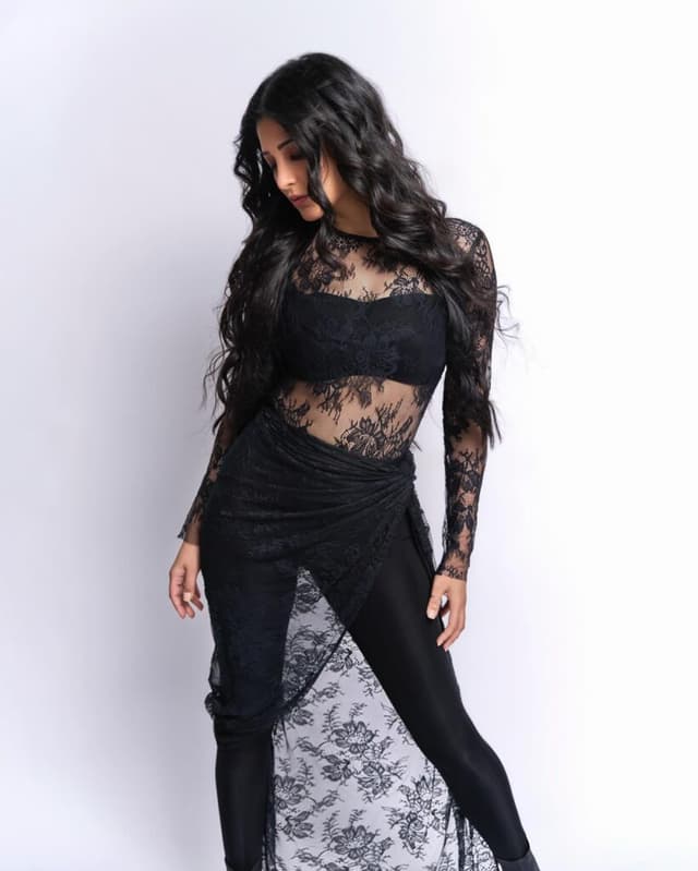 బ్లాక్ లీఫ్ నెట్ లుక్‌లో శృతి హాసన్ బోల్డ్ స్టైల్