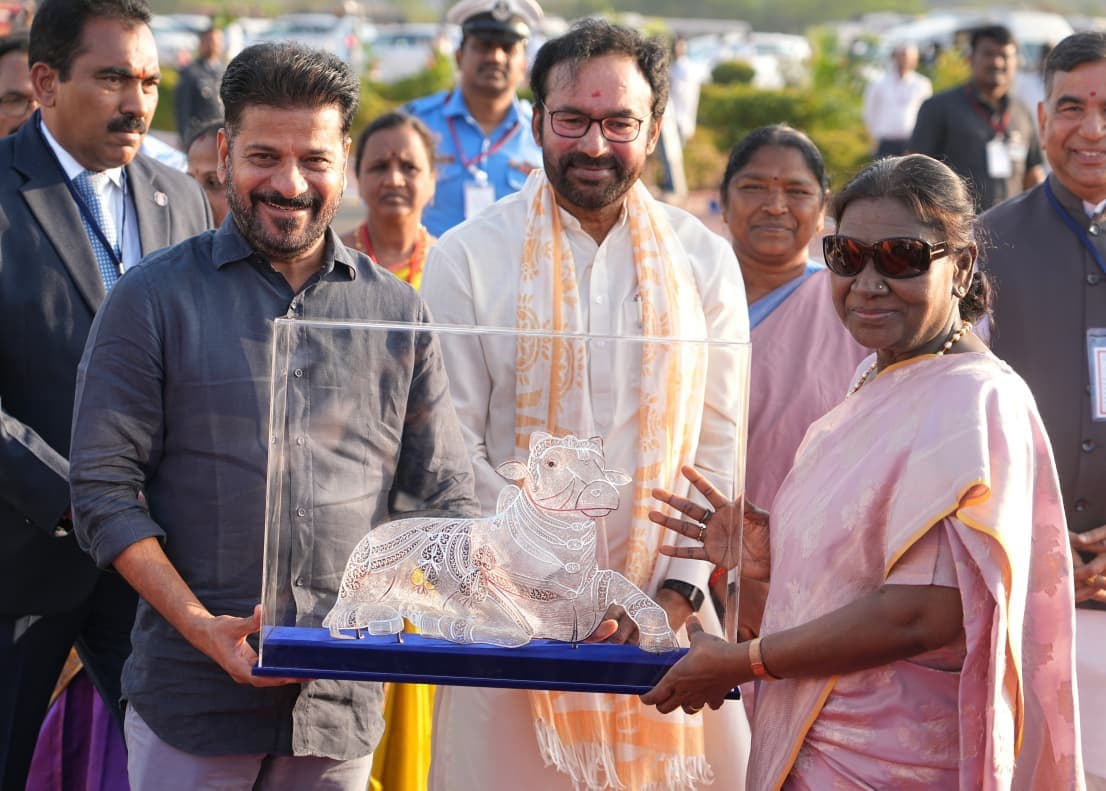 ముగిసిన  రాష్ట్రపతి  హైదరాబాద్  పర్యటన, వీడ్కోలు పలికిన సీఎం, గవర్నర్