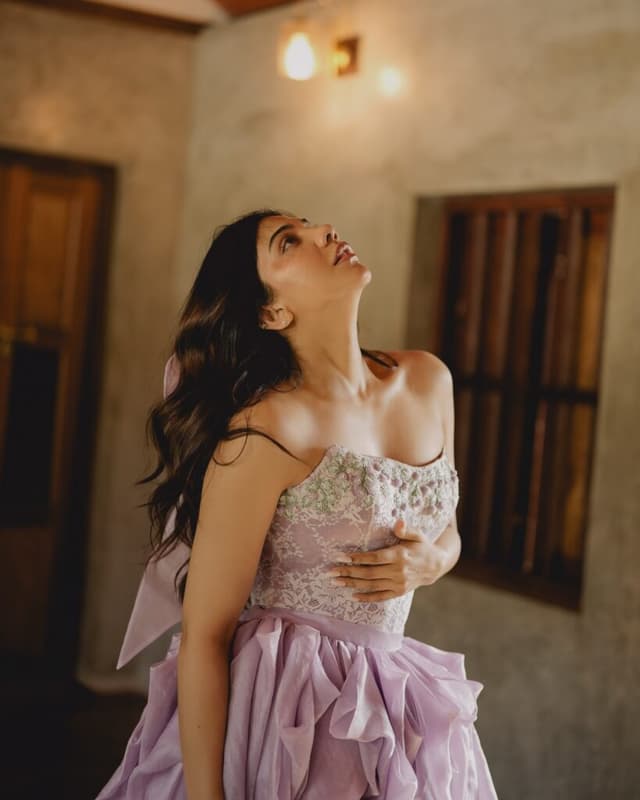 సొగసైన పాస్టెల్ లుక్‌లో మడోనా సెబాస్టియన్