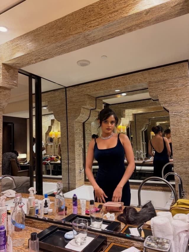 రాజా సాబ్ హీరోయిన్ రిద్ధి కుమార్ సొగసైన స్టైల్‌తో మెస్మరైజ్