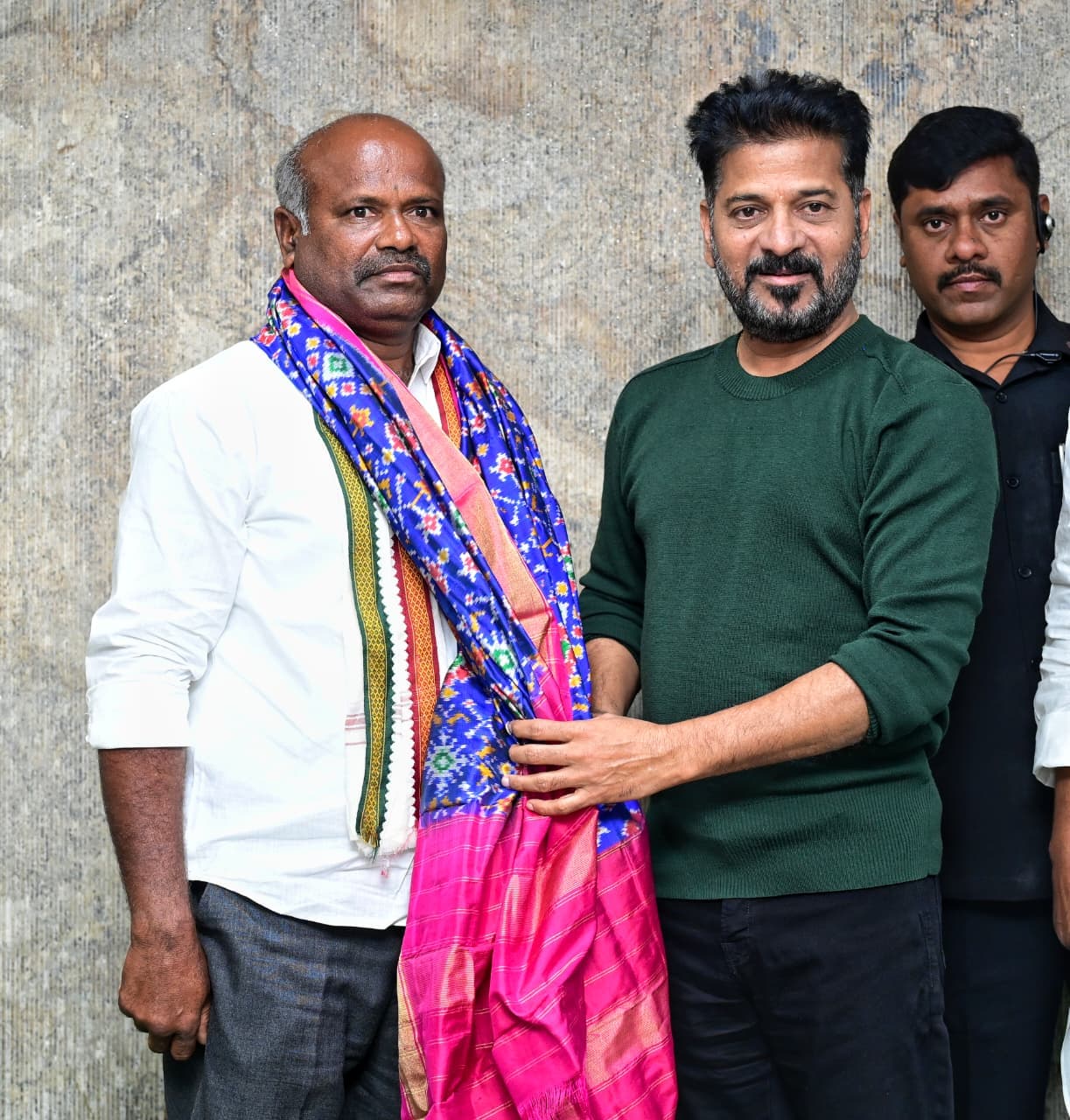 సీఎం రేవంత్ రెడ్డిని కలిసిన కొండారెడ్డిపల్లి సర్పంచ్ వెంకటయ్య